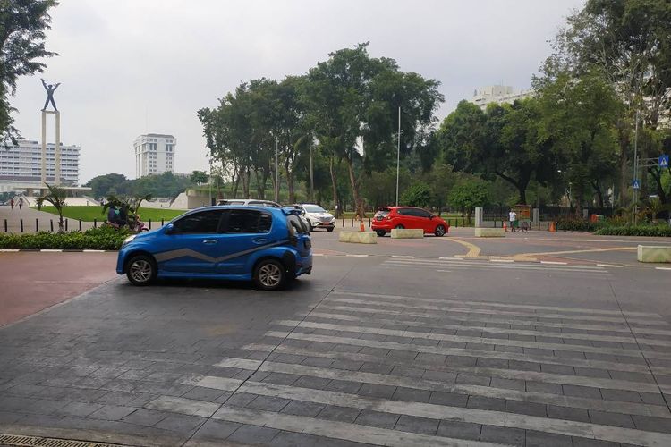 Lalu lintas di Jl. Katedral, sisi barat Lapangan Banteng, Jakarta Pusat terpantau ramai lancar pada Kamis (9/5/2019) sore.