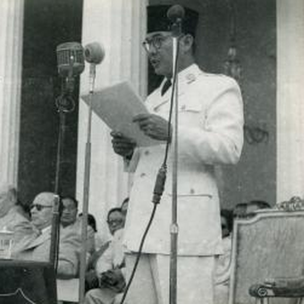 Presiden Soekarno menyampaikan pidato kenegaraan pada peringatan 5 tahun kemerdekaan R.I. di halaman Istana Merdeka pada 17 Agustus 1950 