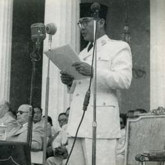 Presiden Soekarno menyampaikan pidato kenegaraan pada peringatan 5 tahun kemerdekaan R.I. di halaman Istana Merdeka pada 17 Agustus 1950.