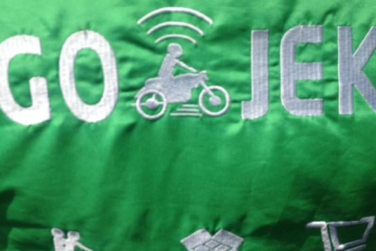 Logo Go-Jek di jaket salah satu driver atau pengendara.