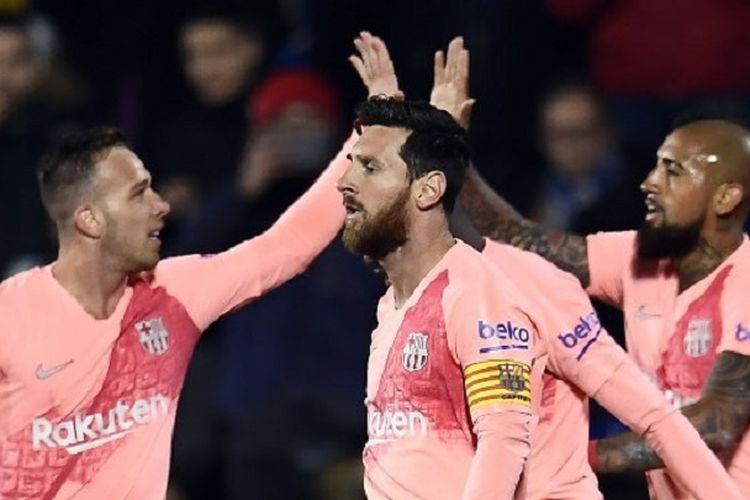 Arthur dan Arturo Vidal merayakan gol Lionel Messi pada pertandingan Getafe vs Barcelona di Coliseum Alfonso Perez dalam lanjutan La Liga Spanyol, 6 Januari 2019. 