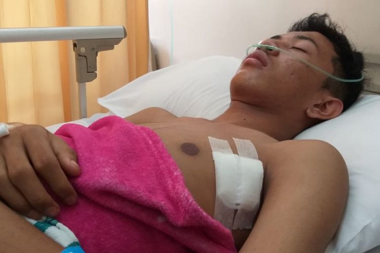 Muhammad Akbar Tanjung (17) mengalami luka tembak dibagian dada sebelah kiri saat adanya razia gabungan yang dilakukan oleh BNN Sumsel di eks lokalisasi Jalan Teratai Putih, Kecamatan Sukarami, Palembang, Sumatera Selatan, Jumat (1/3/2019).