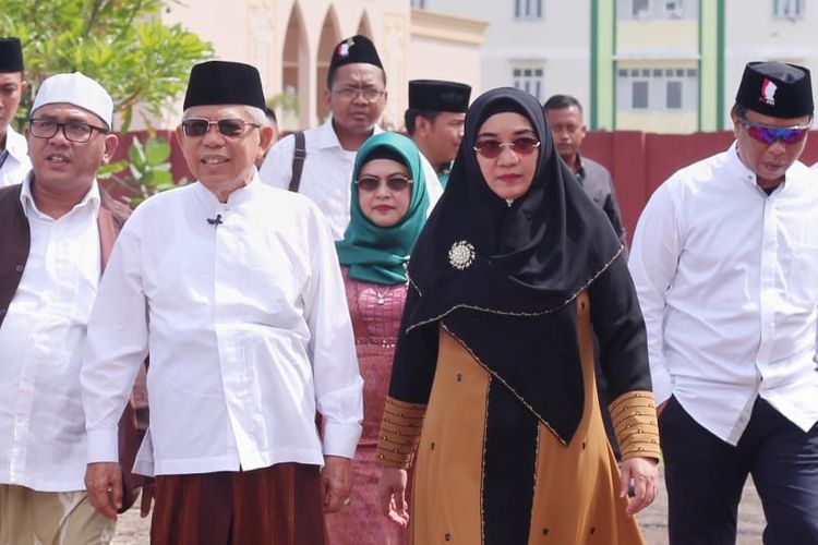 Maruf Amin dan istrinya, Nyai Wury Estu pada hari pertama kampanye terbuka Pilpres 2019 di Pesantren Annawawi Tanara, Serang, Banten, Minggu (24/3/2019) pagi.

