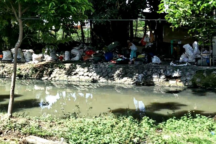 Tempat penampungan dan pengolahan sampah di tepi Kali Maja, Jalan Jambu Air, Pegadungan, Kalideres, Jakarta Barat, Rabu (8/11/2017).