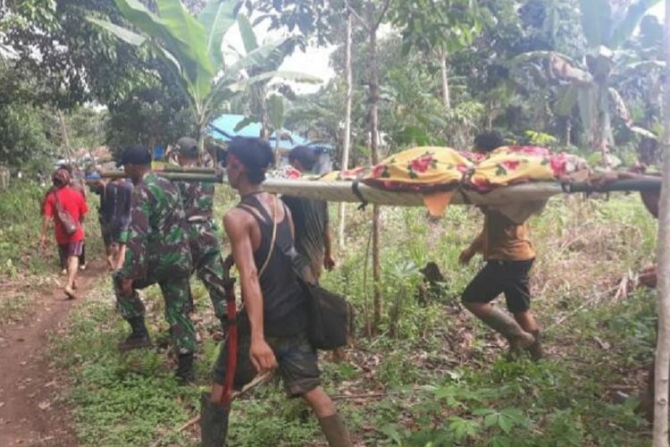Empat penambang tewas tertimbun tanah longsor di area penambangan emas ilegal di Desa Gunung Putri, Kecamatan Sungai Durian, Kabupaten Kotabaru, Kalimantan Selatan.