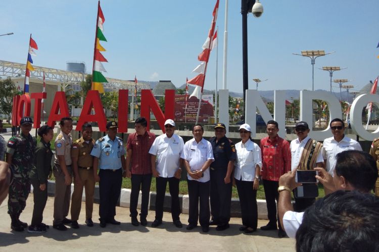 Menteri Pariwisata Arief Yahya saat berpose bersama para pejabat asal NTT di PLBN Motaain, Kabupaten Belu, Kamis (4/10/2018).