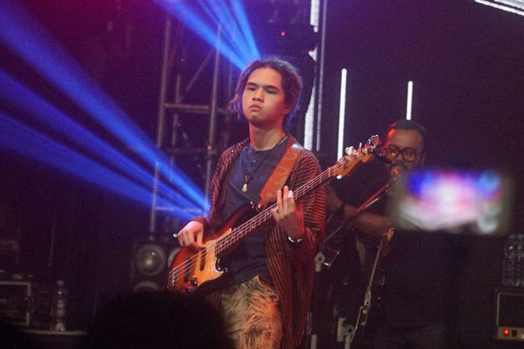 Dul Jaelani tampil sepanggung dengan Dewa 19 featuring Ari Lasso di konser Larut Dalam Harmony yang digelar di The Kasablanka Hall, Menteng Dalam, Tebet, Jakarta Selatan, Jumat (4/5/2018) malam.