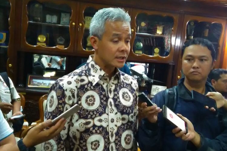 Gubernur Jateng Ganjar Pranowo saat diwawancarai awak media, Senin (20/11/2017). Ganjar ingin produksi rempah di Jateng lebih dioptimalkan agar kepentingan pengobatan masyarakat dapat terpenuhi.