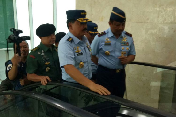 Kepala Staf Angakatan Udara (KSAU) Marsekal Hadi Tjahjanto jelang fit and proper test di Komisi I DPR, Kompleks Parlemen, Senayan, Jakarta, Rabu (6/12/2017).