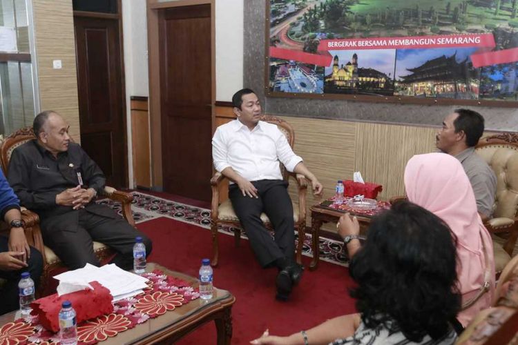 Audiensi Wali Kota Semarang Hendrar Prihadi bersama warga Rusunawa Kaligawe blok A terkait penunggakan PDAM di Ruang VIP Wali Kota. 