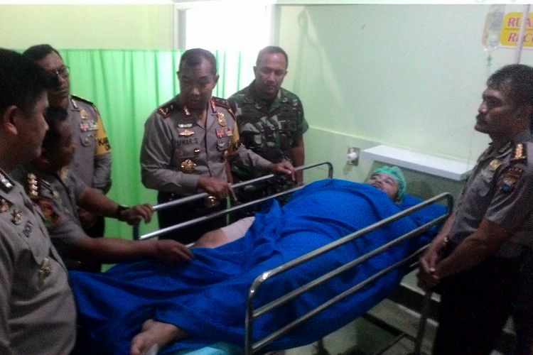 Kepala Polda Sulsel, Irjen Polisi Umar Septono bersama jajarannya membesuk Brigadir Yudirsan di RS Bhayangkara yang menjadi korban bom di markas Polsekta Bontoala, Senin (1/1/2018).