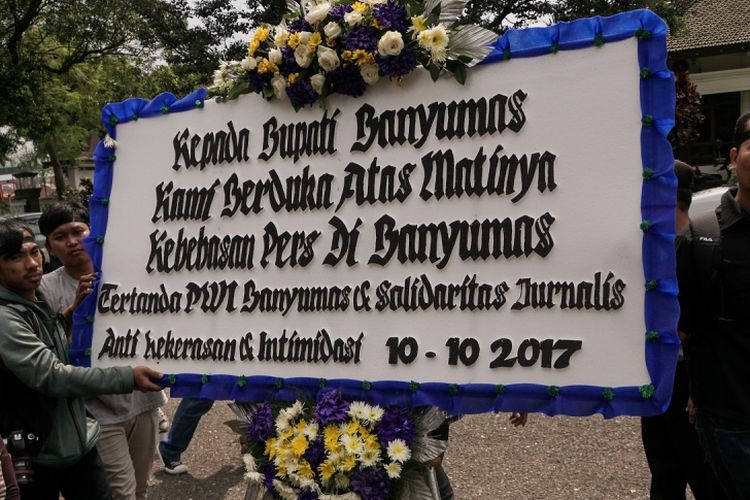 Puluhan jurnalis dari berbagai media yang tergabung dalam Persatuan Wartawan Indonesia (PWI) Banyumas, Aliansi Jurnalis Independen (AJI) Banyumas dan Solidaritas Jurnalis Anti Kekerasan dan Intimidas melakukan aksi solidaritas di Kantor Bupati Banyumas, Selasa (10/10/2017).