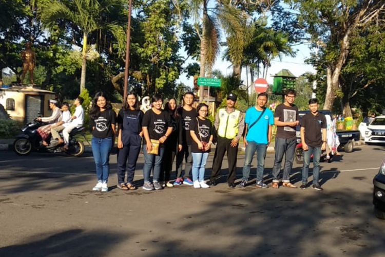 Belasan pemuda mengenakan kaos hitam berkerah bundar tampak memang tidak menyolok di tengah kerumunan manusia yang sedang berjalan menuju Alun-alun Kota Wates di Kabupaten Kulon Progo, Yogyakarta.