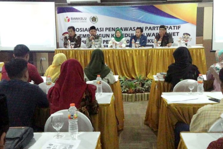 Diskusi dalam rangka sosialisasi pengawasan partisipatif Pemilu 2019 di Jombang Jawa Timur, Sabtu (30/3/2019). Acara tersebut diikuti kalangan jurnalis, penggerak pers kampus dan sekolah, serta warganet di wilayah Kabupaten Jombang.
