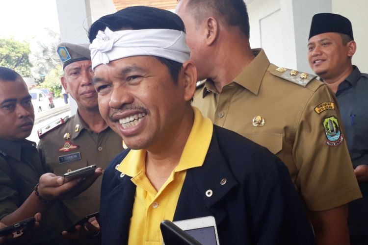Ketua Tim Kampanye Daerah Jawa Barat pasangan Joko Widodo-Maaruf Amin, yaitu Dedi Mulyadi, beberapa saat setelah bertemu Wali Kota Bekasi Rahmat Effendi di Sekolah BPK Penabur Harapan Indah, Kota Bekasi, Senin (24/9/2018).