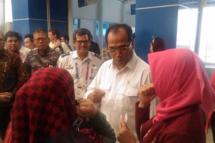 Menteri Perhubungan Budi Karya Sumadi saat mengunjungi para penumpang LRT Palembang, Sumatera Selatan, di stasiun Bandara Sultan Mahmud Badaruddin, Jumat (24/8/2018).
