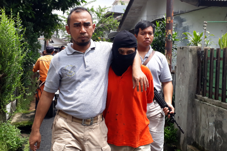 Dwi Agus (39) ditangkap Satuan Reserse Kriminal Polres Metro Jakarta Selatan karena diduga melakukan pemerkosaan. Foto diambil saat polisi merilis kasus tersebut di rumah pelaku di Jalan Haji Muhi, Kelurahan Pondok Pinang, Kebayoran Lama, Jakarta Selatan, Selasa (13/2/2018).