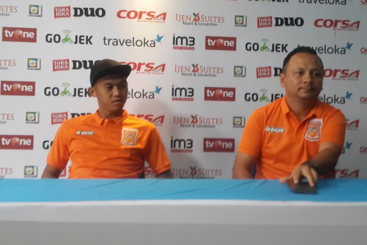 Pelatih Borneo FC Ricky Nelson (tengah) saat konferensi pers di Kantor Arema FC, Sabtu (29/7/2017)