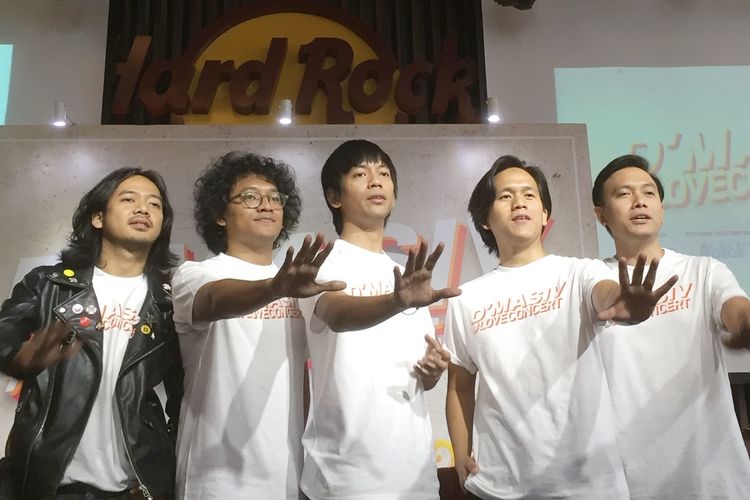 Rai, Rama, Wahyu, Kiki dan Rian yang tergabung dalam grup band DMASIV dalam jumpa pers Konser DMASIV #loveconcert yang digelar di Hard Rock Cafe, SCBD, Jakarta Selatan, Kamis (8/8/2019). 