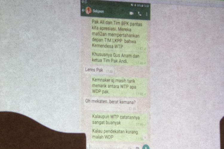 Jaksa KPK menunjukkan barang bukti berupa percakapan WhatsApp di Pengadilan Tipikor Jakarta, Rabu (22/11/2017).