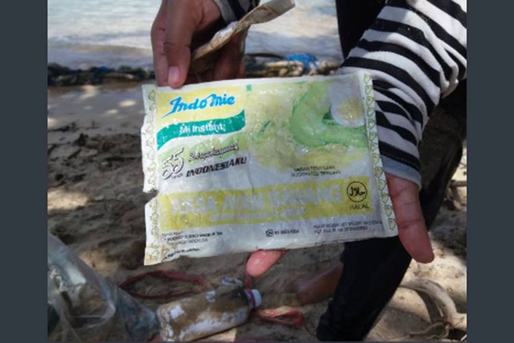 Foto sampah plastik bungkus Indomie bertuliskan Dirgahayu 55 Tahun Indonesiaku ditemukan di Pantai Sendang Biru di selatan Kabupaten Malang, Jawa Timur, viral di media sosial.