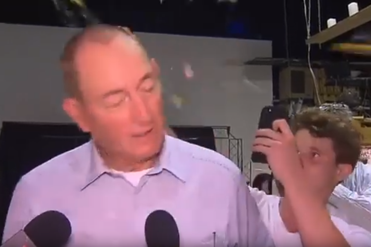 Potongan video memperlihatkan momen ketika Senator Australia Fraser Anning kepalanya dipukul telur oleh seorang remaja. Anning dikecam karena mengucapkan komentar kontroversial yang menyalahkan Muslim atas penembakan di masjid Selandia Baru Jumat (15/3/2019), dan menewaskan 49 orang.