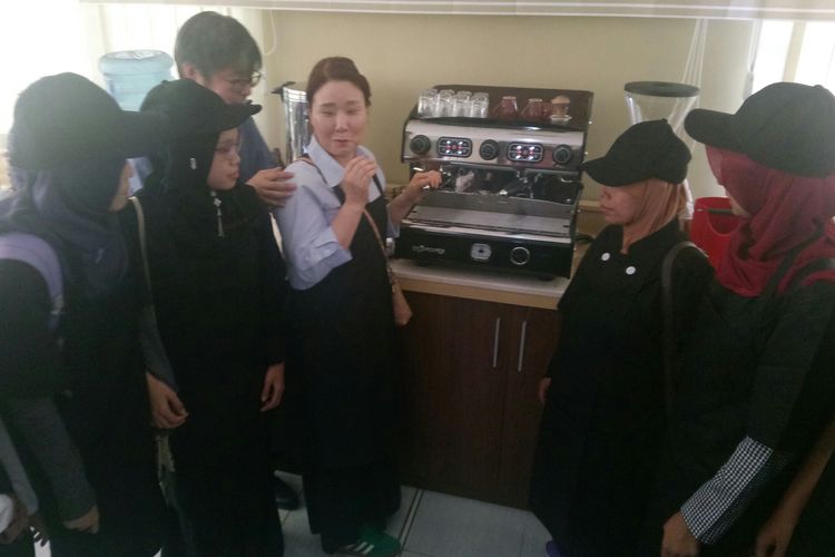 Instruktur dari Korea tengah mencoba menjelaskan fungsi mesin kepada para peserta pelatihan barista disabilitas netra di Wyata Guna Kota Bandung, Rabu (13/3/2019).