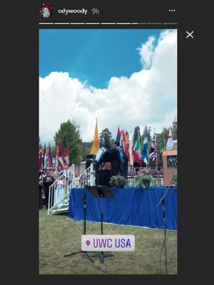 Artis peran dan penyanyi Iqbaal Ramadhan pada acara wisudanya di United World Colleges di New Mexico, AS.