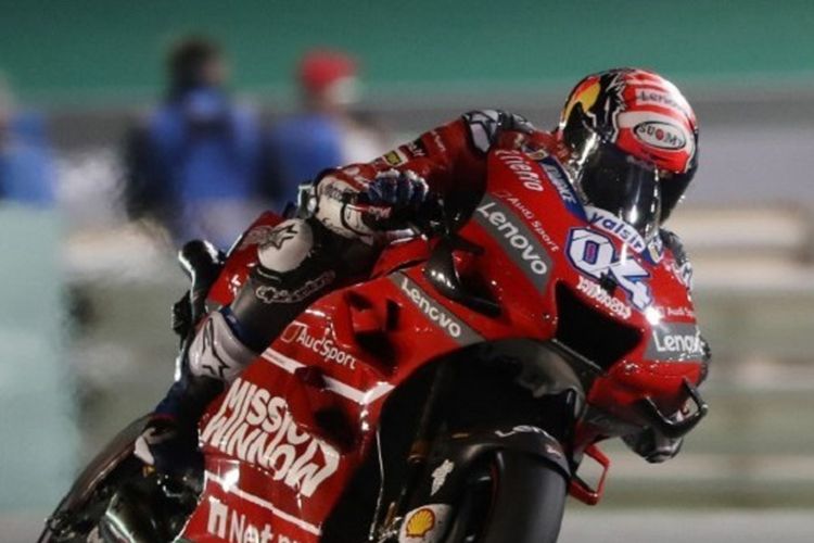 Pebalap Mission Winnow Ducati, Andrea Dovizioso, menjalani latihan bebas di Sirkuit Losail pada MotoGP Qatar, 9 Maret 2019. 