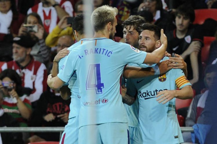 Pemain FC Barcelona merayakan gol Lionel Messi versus Athletic Bilbao di Stadion San Mames, Minggu (29/10/2017) WIB.