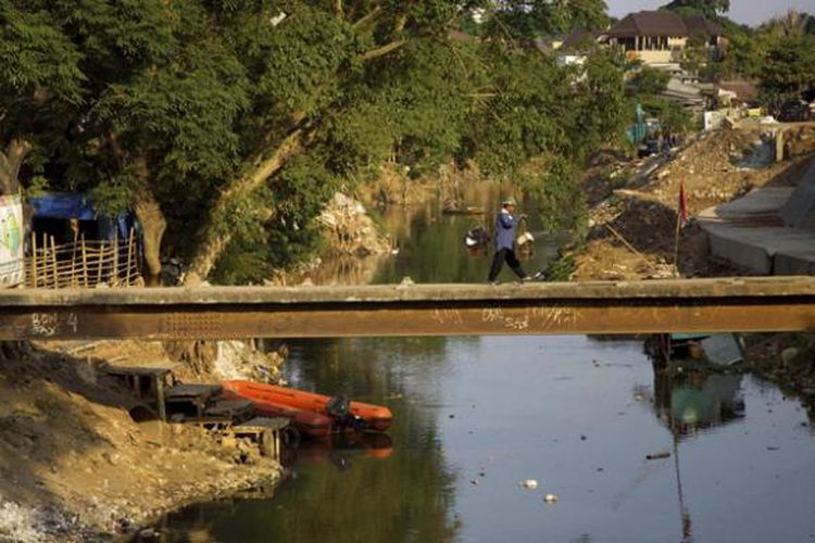 Aktivitas warga di bantaran Sungai Ciliwung yang menyempit antara Tebet di Jakarta Selatan dan Jatinegara di Jakarta Timur, Jumat (18/9/2015).