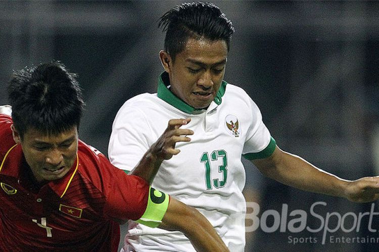 Pemain sayap timnas Indonesia, Febri Hariyadi, mencoba berebut bola dengan kapten Vietnam pada pertandingan SEA Games 2017, Selasa (22/8/2017).