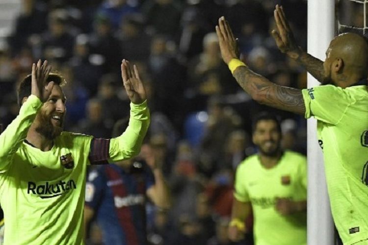 Lionel Messi berterima kasih kepada Arturo Vidal yang memberinya assist pada laga Levante vs Barcelona di Stadion Ciutat de Valencia, 16 Desember 2018. 