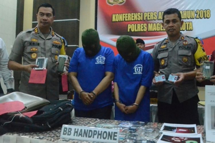 Dua perempuan pelaku pencurian handphone di masjid kampus di Yogyakarta dan Kota Magelang ditangkap aparat Polres Magelang Kota, Jawa Tengah, Senin (31/12/2018).