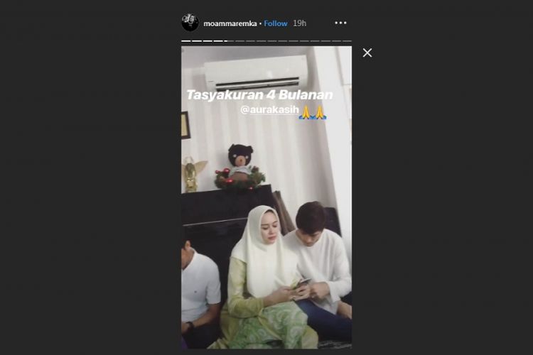 Acara tasyakuran empat bulan usia kandungan Aura Kasih lewat insta story penulis Moammar Emka.