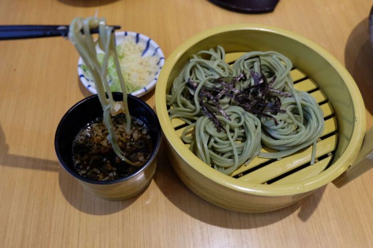 Cara memakan soba dingin di Sushi Hiro, memasukan mi atau soba ke dalam kuah soyu, di Gerai Sushi Hiro Kelapa Gading, Jakarta Utara, Kamis (15/3/2018).