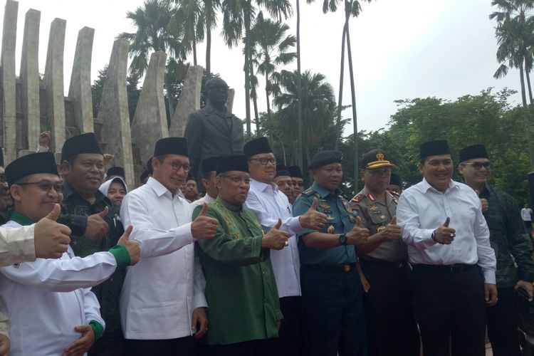 Ketum PBNU KH Said Aqil Siradj, Mendagri Tjahjo Kumolo, dan Menteri Agama Lukman Hakim Syaifudin dalam perayaan hari santri di Tugu Proklamasi, Jakarta