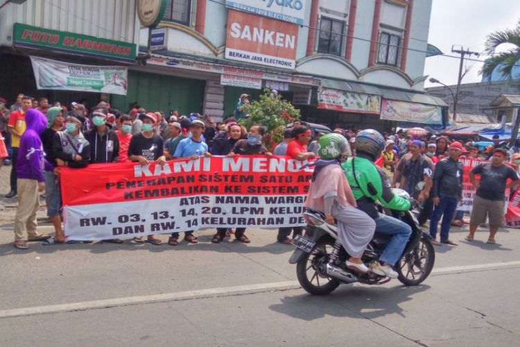 Unjuk rasa menolak penerapan sistem satu arah (SSA) terjadi di Jalan Dewi Sartika, Kota Depok pada Kamis (7/9/2017) pagi. 