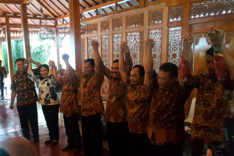 Walikota Solo, F.X Hadi Rudyatmo bersama-sama mengangkat tangan dengan tukang becak yang akan mengantar tamu undangan pernikahan Putri Presiden Jokowi, Kahiyang Ayu dan Boby Nasution di rumah jabatan, Sabtu ( 4/11/2017) siang. 