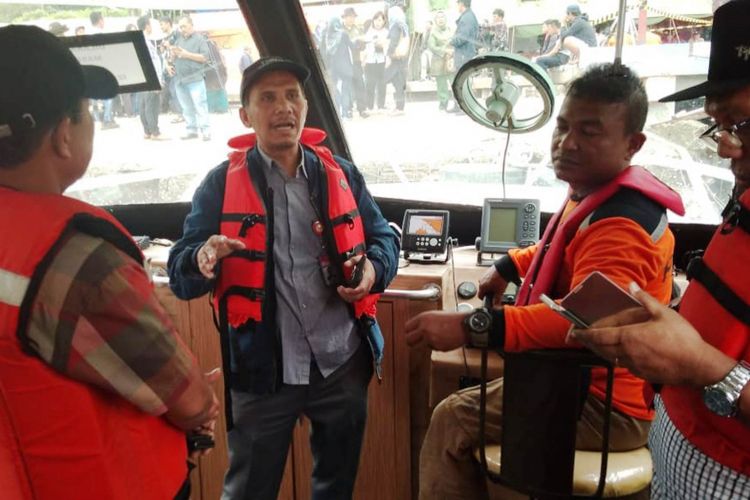 Kepala Ombudsman Perwakilan Sumut Abyadi Siregar saat melakukan investigasi tatakelola pelabuhan di kawasan Danau Toba, Selasa (26/6/2018).