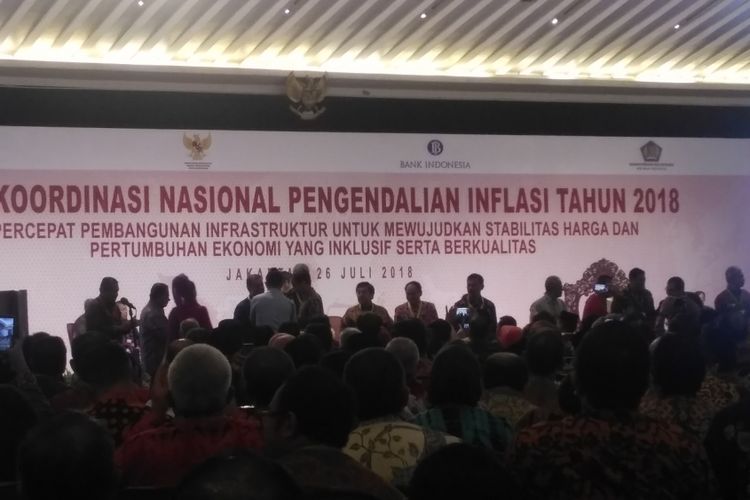Presiden Joko Widodo menyerahkan penghargaan kepada 15 TPID terbaik di Jakarta, Kamis (26/7/2018).