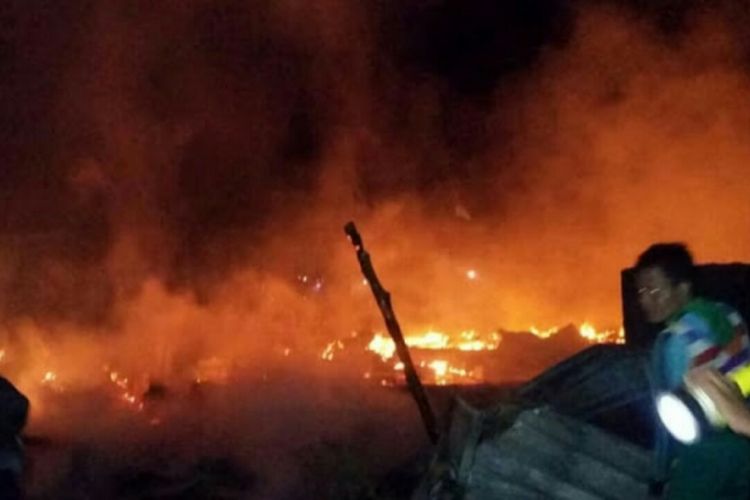 Kebakaran hebat terjadi di Desa Bungis, Kabupaten Sumbawa pasca gempa 7,0 menguncang Lombok Timur, NTB (19/8/2018) malam