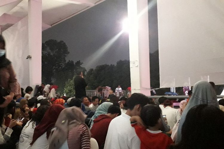 Beberapa penonton terpaksa berdiri saat nonton bareng upacara penutupan Asian Games 2018 di Istora Senayan, Minggu (2/9/2018).