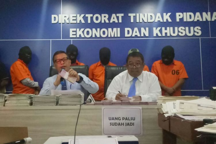Direktur Tindak Pidana Ekonomi Khusus Brigjen Pol Agung Setya merilis penangkapan sindikat pemalsu uang di kantor Bareskrim Polri, Jakarta, Kamis (7/12/2017).
