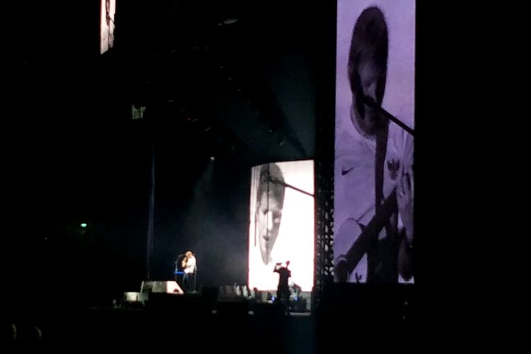Ed Sheeran kenakan jersey Timnas saat konser Divide World Tour 2019 di yang digelar di Gelora Bung Karno, Senayan, Jakarta Pusat, pada Jumat (3/5/2019) 