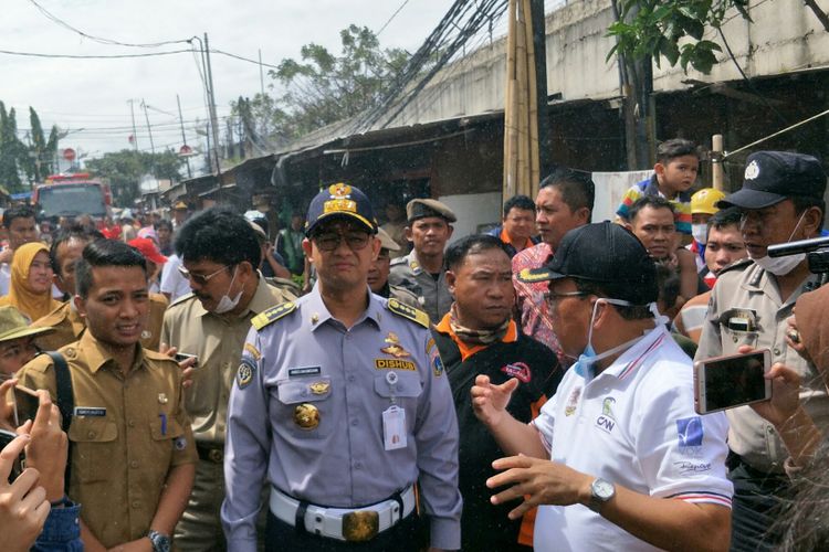 Gubernur DKI Jakarta Anies Baswedan meninjau langsung kebakaran yang terjadi di Museum Bahari, Jakarta Utara, Selasa (16/1/2018).