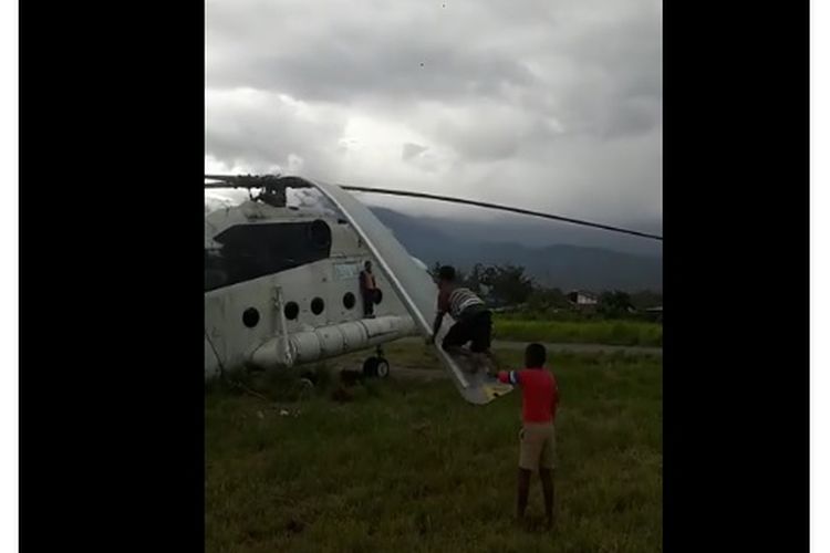 Anak-anak memainkan baling-baling helikopter