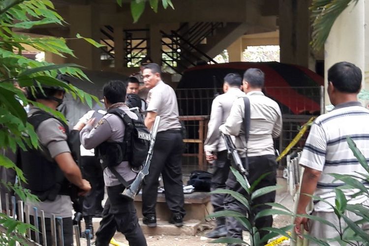 Polisi dan tim Gegana mengecek tas mencurigakan milik seorang siswa SD yang bolos sekolah di Komplek Polri Satwal Protokol, Ciracas, Jakarta Timur, Senin (12/2/018)