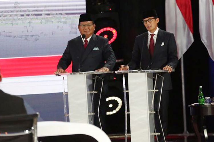 Calon presiden dan wakil presiden nomor urut 02, Prabowo Subianto (kiri) dan Sandiaga Uno saat mengikuti debat kelima Pilpres 2019 di Hotel Sultan, Jakarta, Sabtu (13/4/2019) malam. Debat terakhir itu mengangkat tema ekonomi dan kesejahteraan sosial, keuangan, investasi, serta industri.