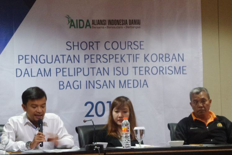 Direktut AIDA Hasibullah Satrawi bersama para korban teror bom dalam konferensi pers di Jakarta, Kamis (25/1/2018).